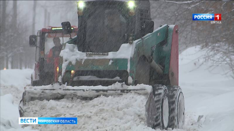 В Кирове на уборке улиц задействовано около 140 единиц техники