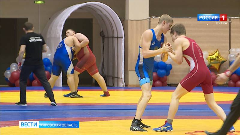 В Кирове проходит всероссийский турнир по греко-римской борьбе