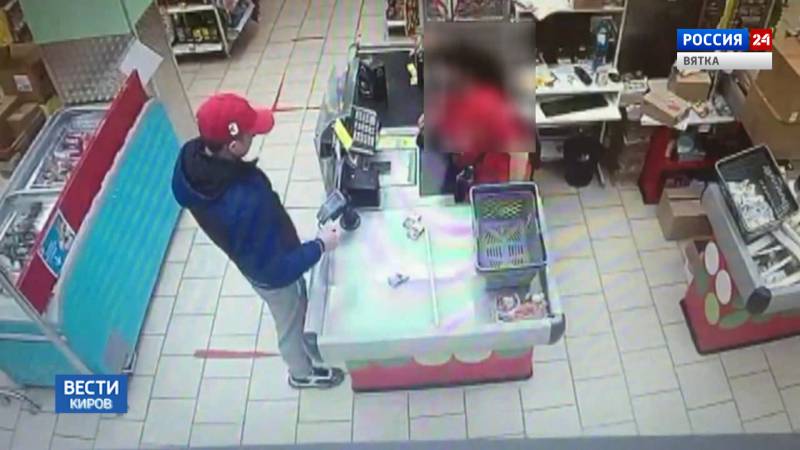 Полицейские устанавливают личность причастного к краже денег со счета кировчанки