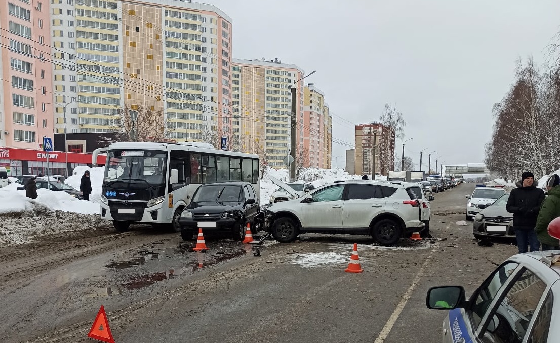 В Кирове образовалась огромная пробка из-за массового ДТП