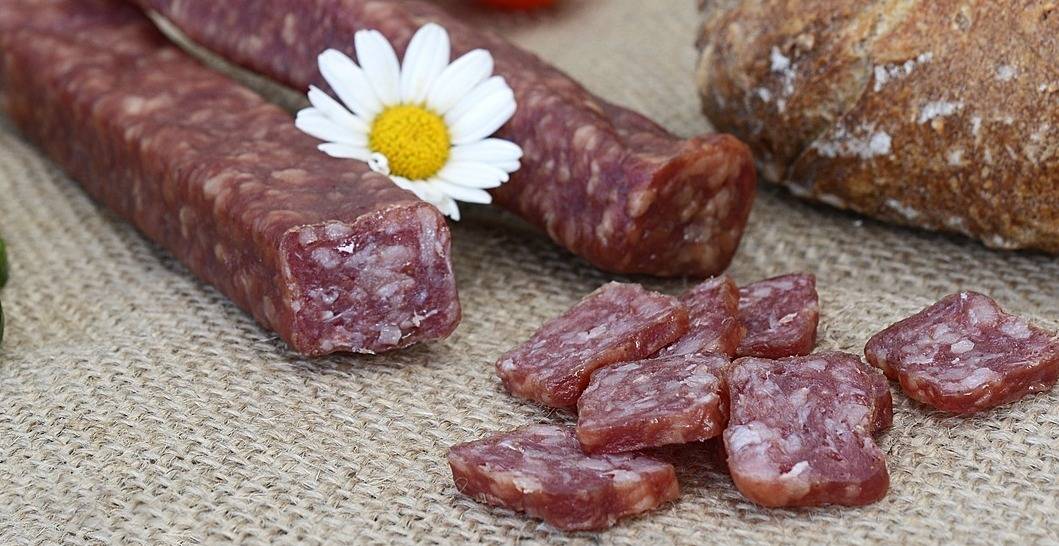 Онколог рассказал о вреде копченых мясных продуктов