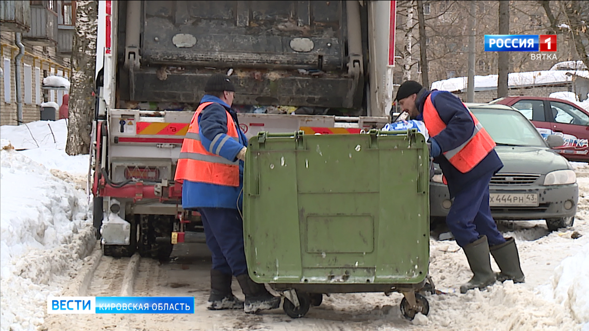 В Кирове мусоровозы не могут добраться до контейнерных площадок