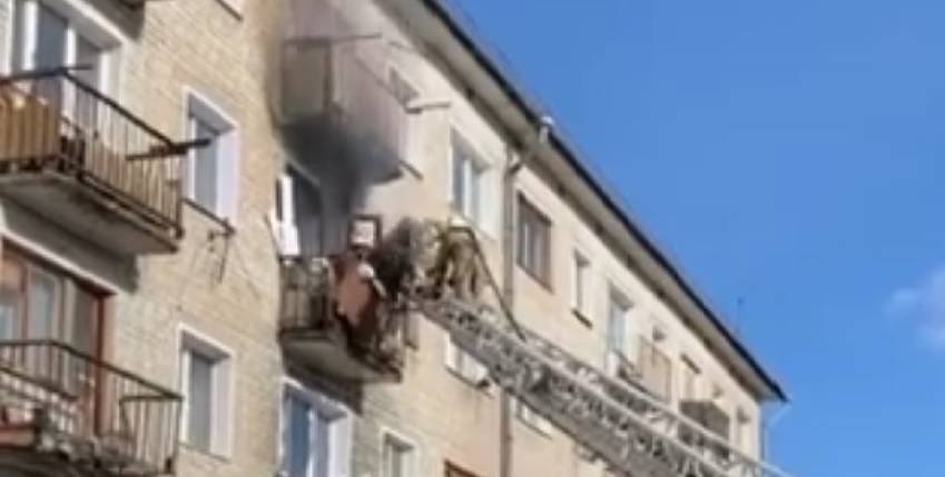 В Кирове из горящей квартиры спасли человека