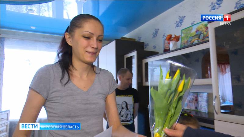 Кировские полицейские присоединились к акции «8 Марта – в каждый дом»