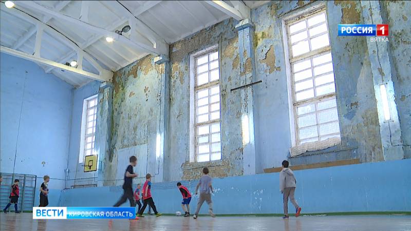 В Стрижах юные спортсмены занимаются в аварийном спортзале