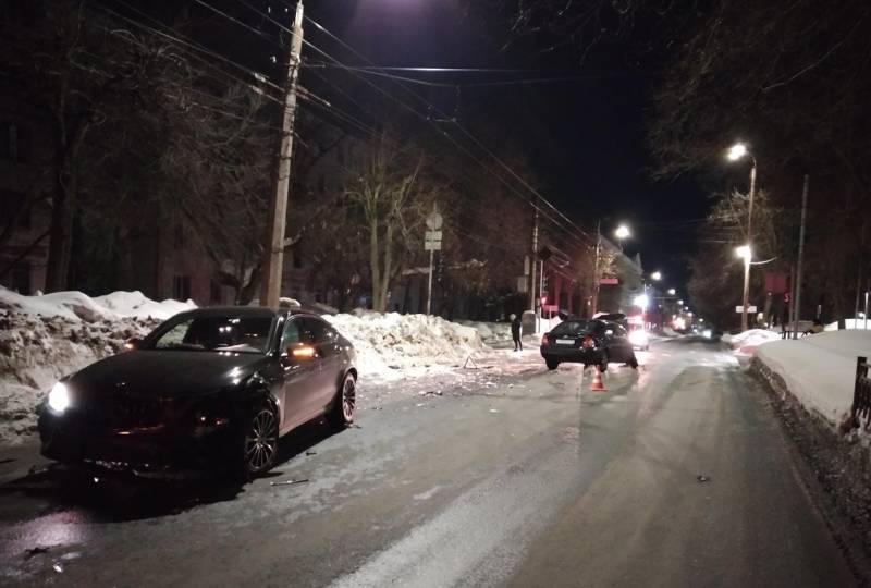 В Кирове в ДТП пострадали водитель иномарки и пассажир