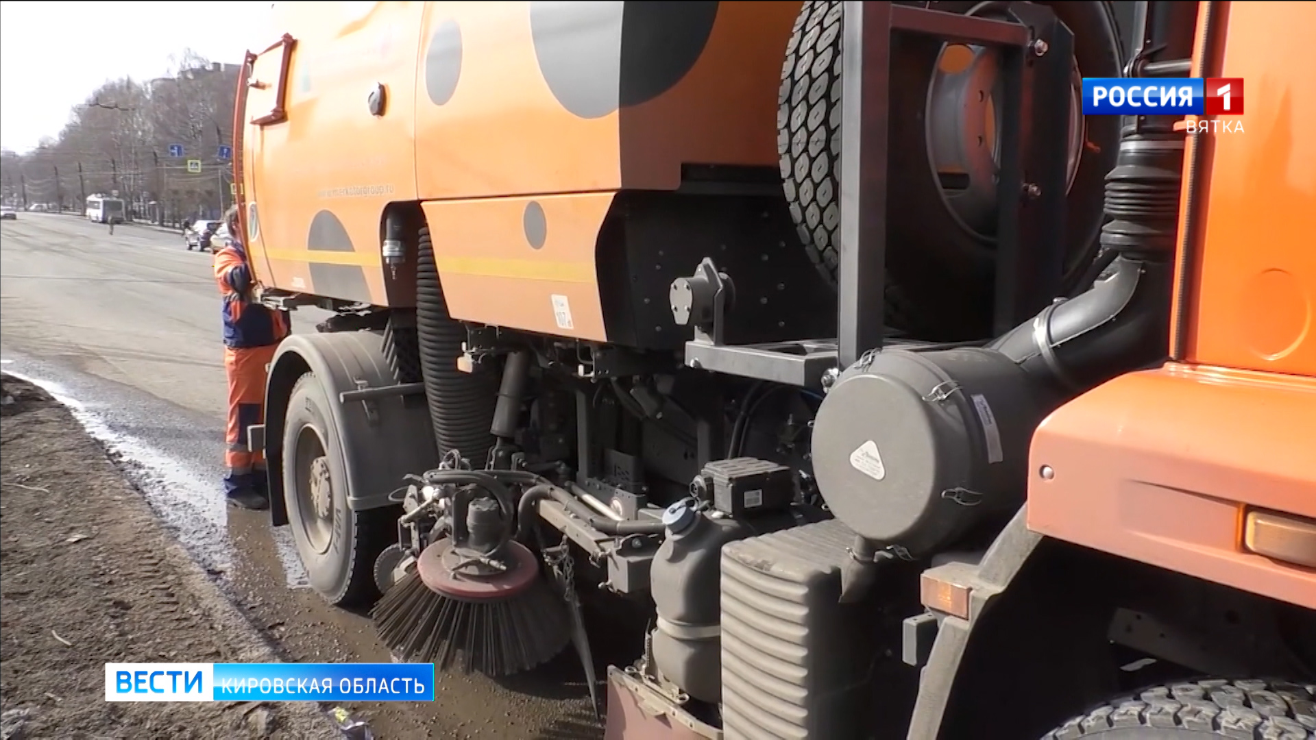 В Кирове на уборку дорог вышла новая универсальная техника
