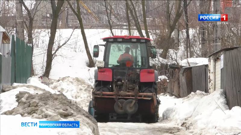 В Кирове продолжается расчистка грунтовых дорог