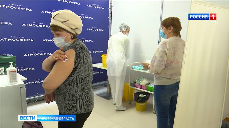 В ЦУМе заработал выездной пункт вакцинации от COVID-19