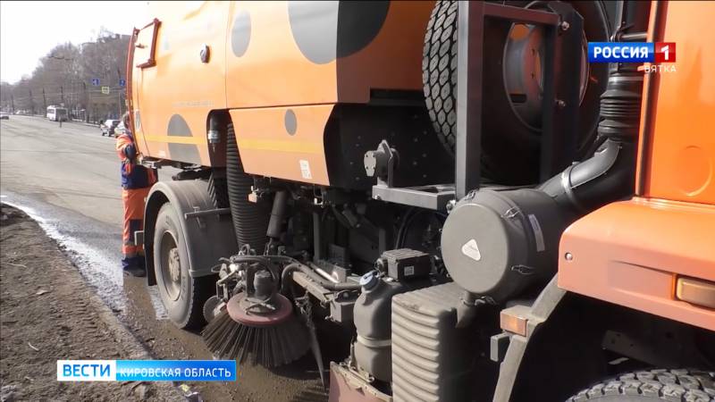 В Кирове на уборку дорог вышла новая универсальная техника