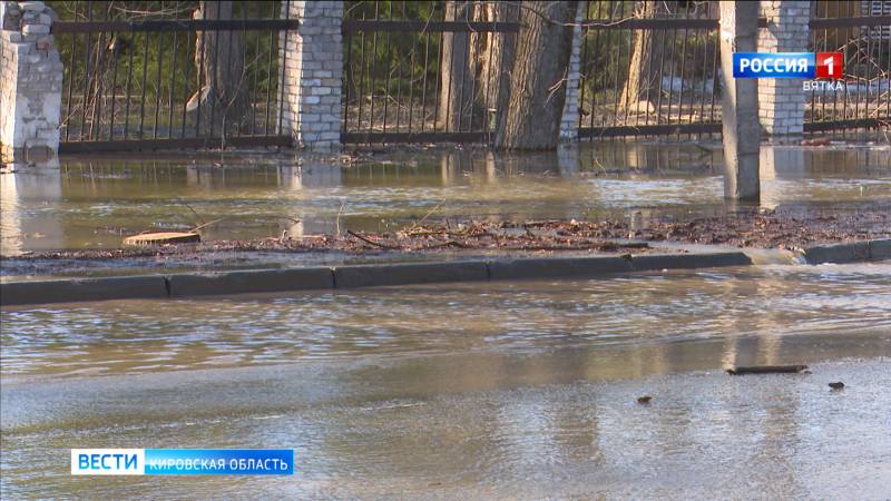 В Кирове затопило улицы Романа Ердякова и Московскую