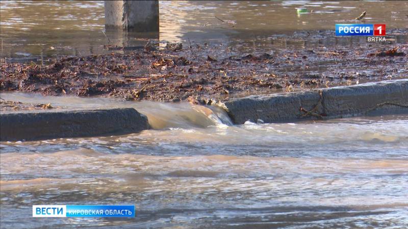 ГДМС ликвидировал подтопление проезжей части на улице Московской