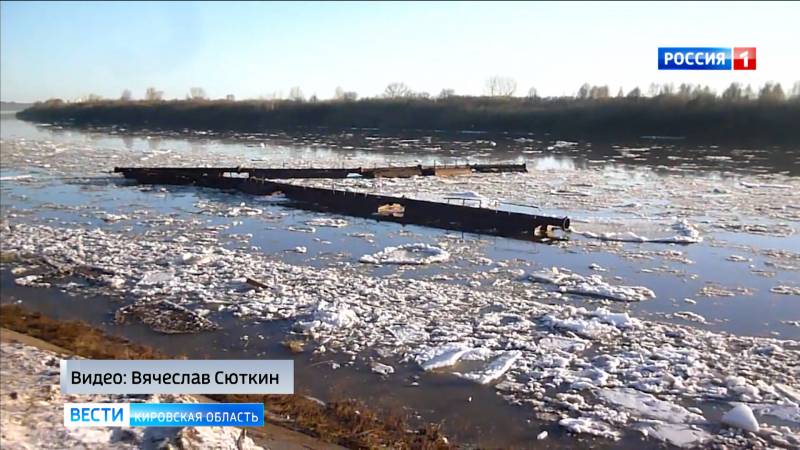 По Вятке мимо нововятской набережной проплыл понтонный мост