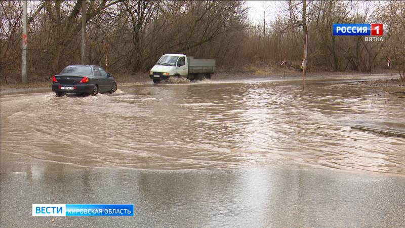 В Кирове ограничат движение по улице Лесозаводской из-за подтопления