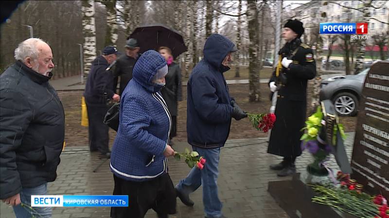 Кировчане возложили цветы к памятнику ликвидаторам Чернобыльской АЭС