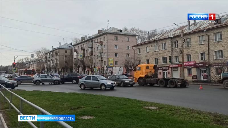 В Кирове на пересечении Воровского и Сурикова одновременно произошло два ДТП