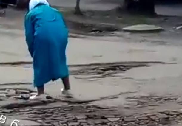 Пенсионерка выполнила ямочный ремонт на одной из улиц Вятских Полян