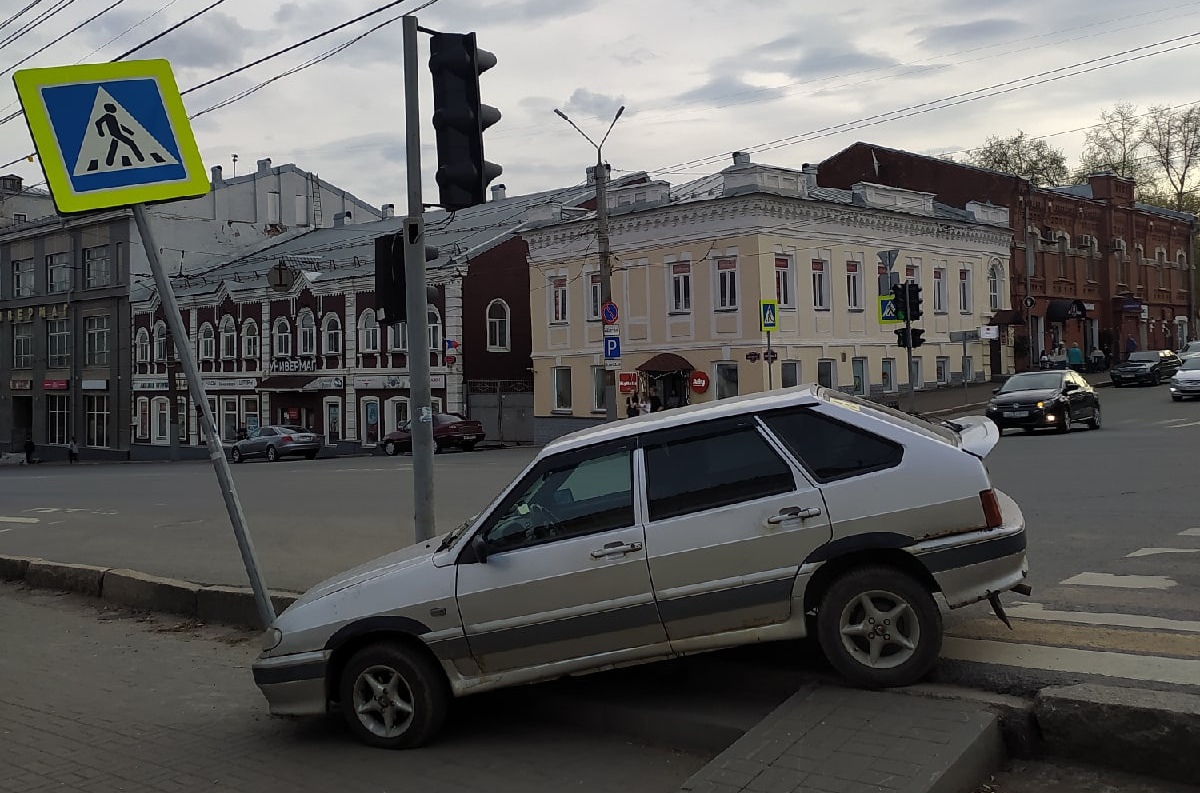 В Кирове автомобиль без водителя снёс указатель пешеходного перехода