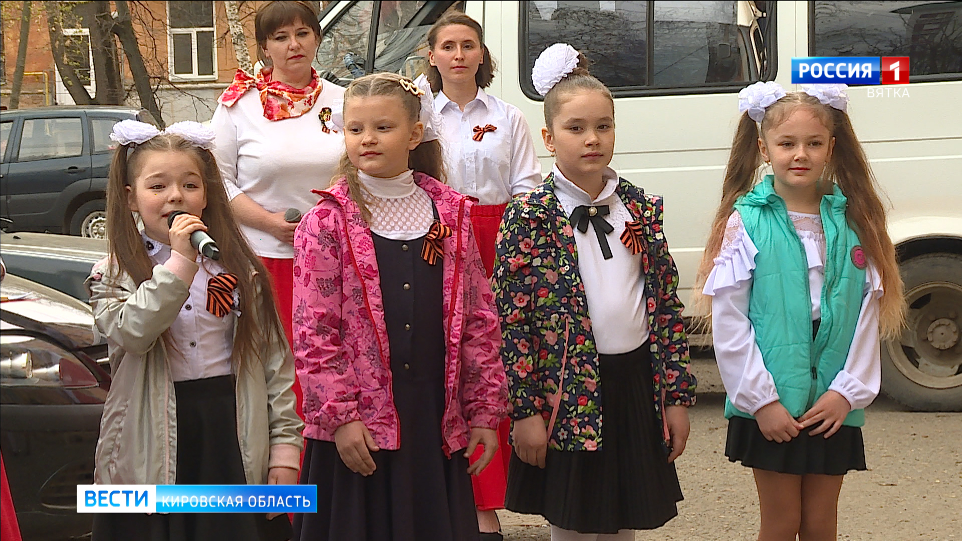 Творческие коллективы поздравили ветеранов во дворах их домов