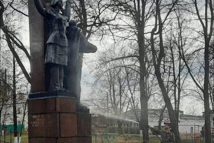 По жалобам жителей Яранска очистили памятник в парке Победы