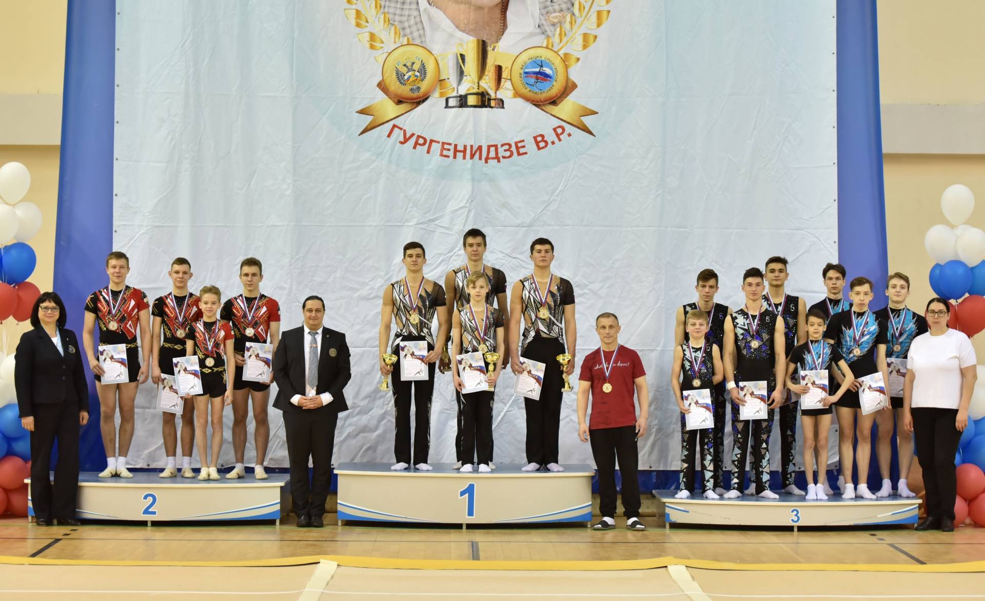 С богатой коллекцией наград вернулись из Подмосковья кировские акробаты