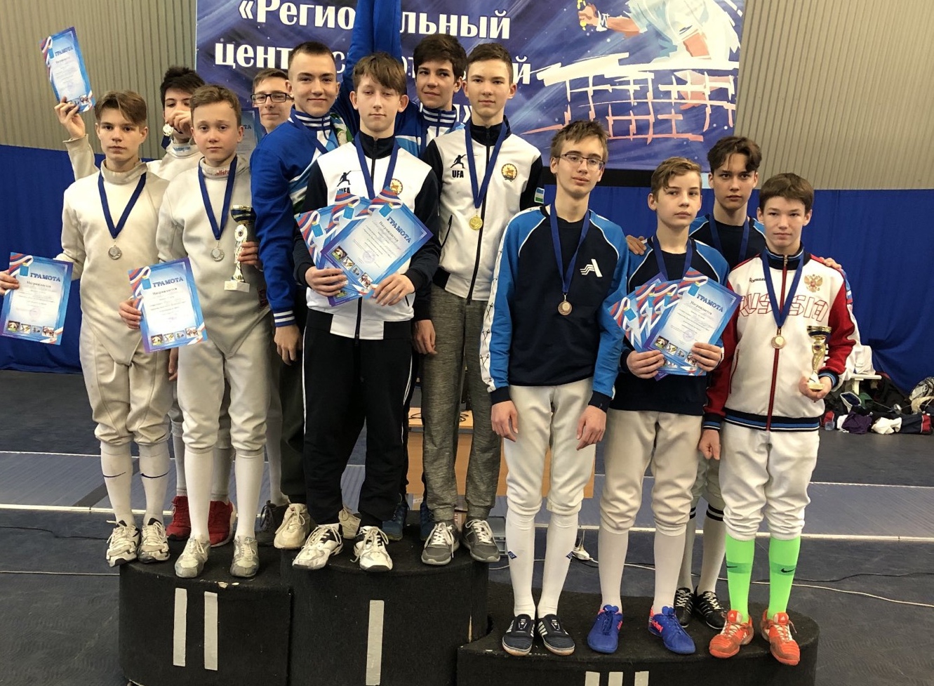 Кировчане завоевали медали окружного первенства по фехтованию.