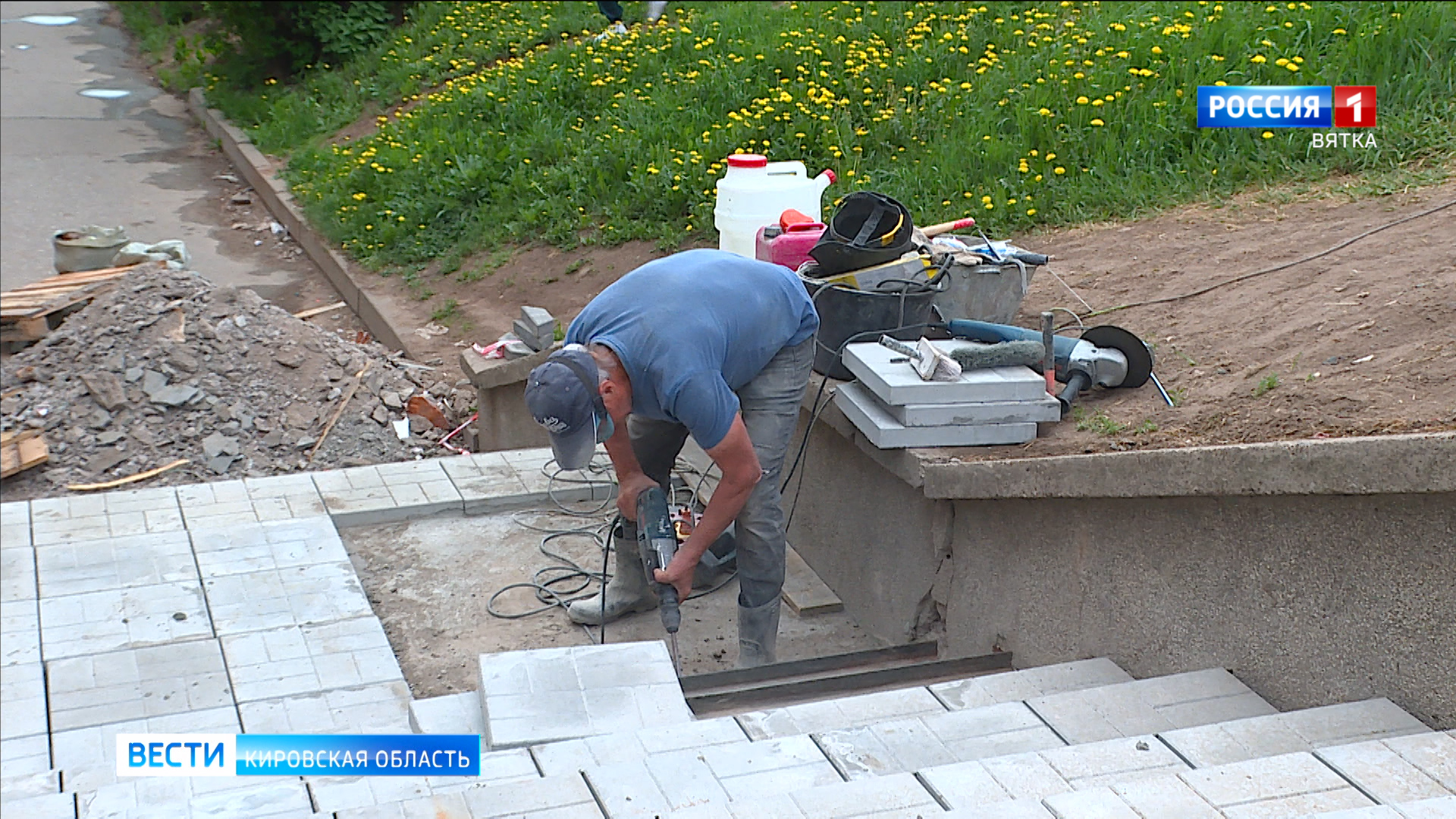 На кировских улицах начали ремонтировать лестницы