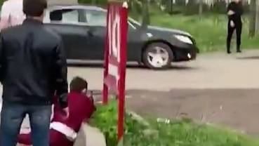 В Вятских Полянах толпа закидала автомобиль камнями