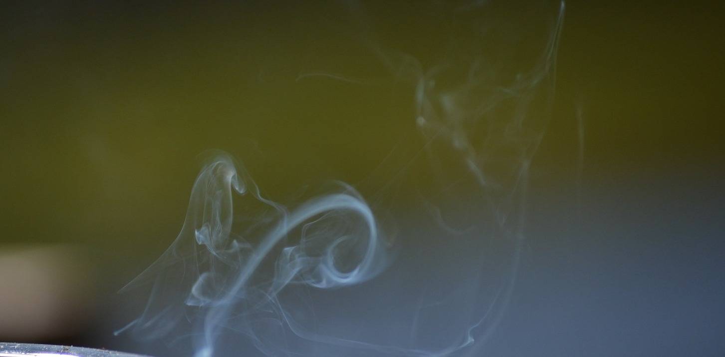 Жильцы домов в России смогут потребовать компенсацию за вред от курящих соседей