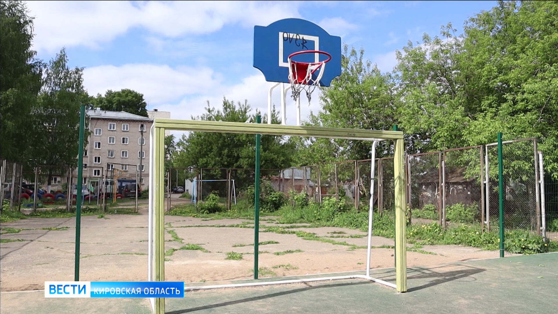 Жители улицы Ленинградской пожаловались на состояние спортплощадки