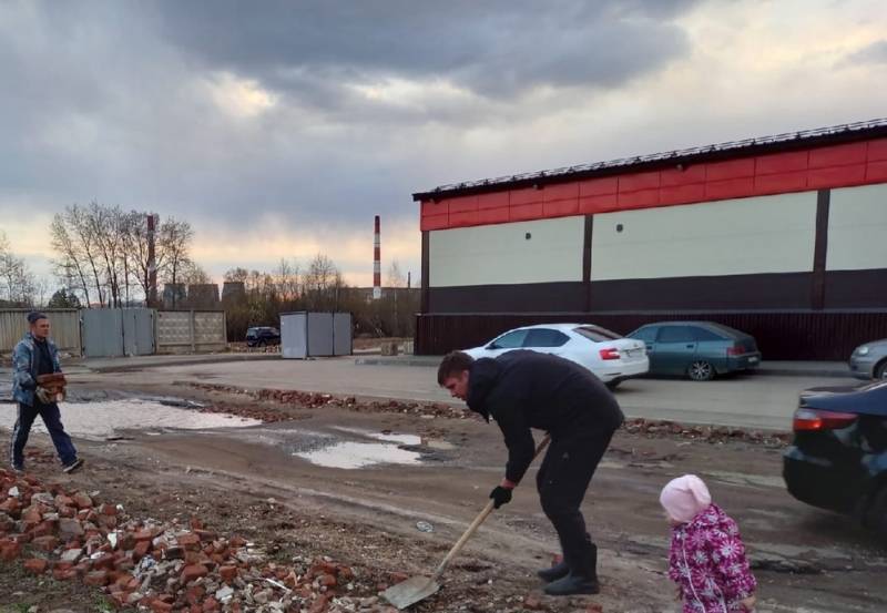 В Кирове жители Березниковского своими силами ремонтируют дорогу