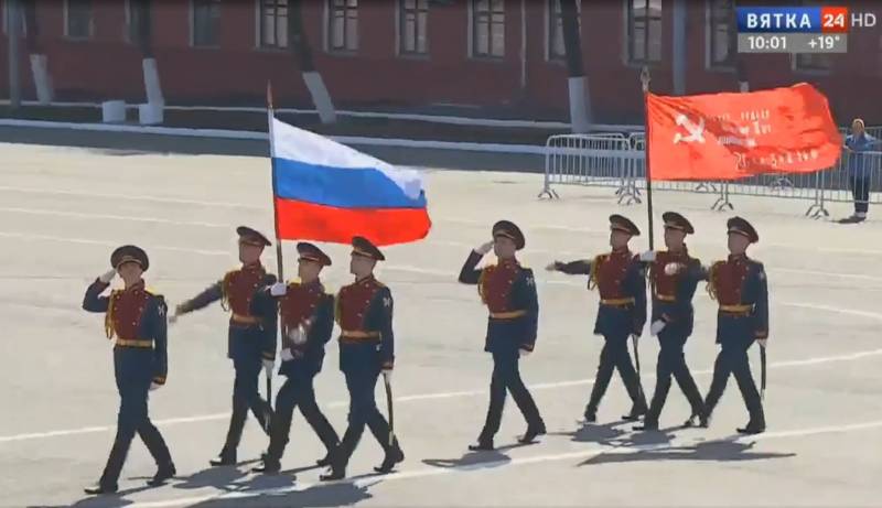 В Кирове на Театральной площади прошел Парад Победы