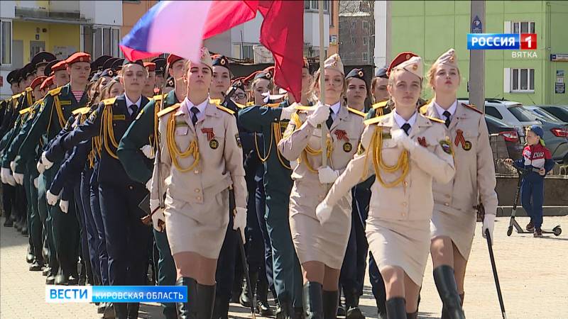 В Кирове для ветеранов провели парад и посадили цветы