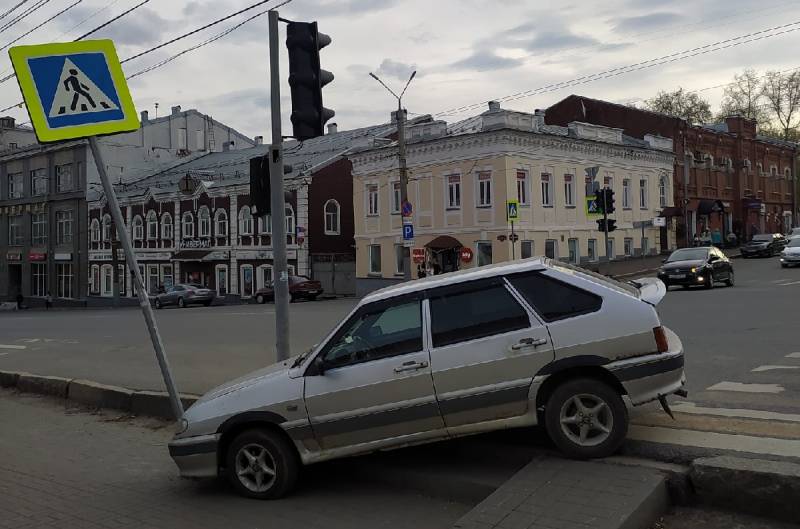 В Кирове автомобиль без водителя снёс указатель пешеходного перехода