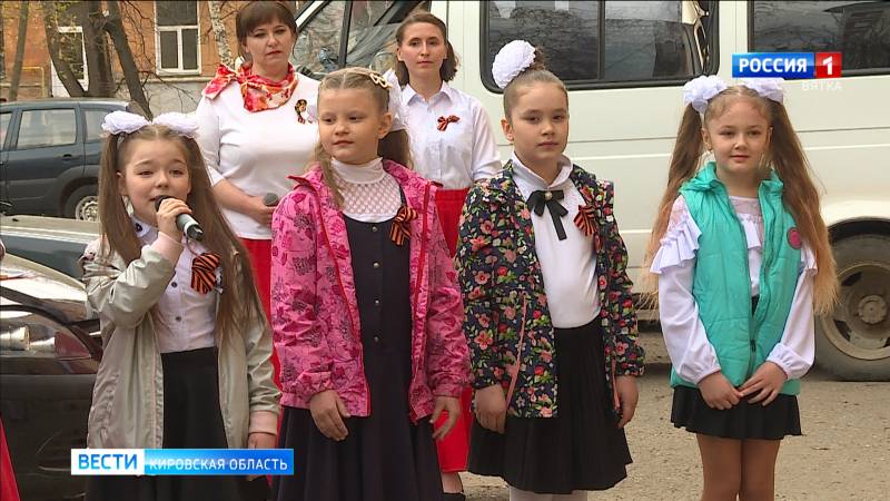 Творческие коллективы поздравили ветеранов во дворах их домов