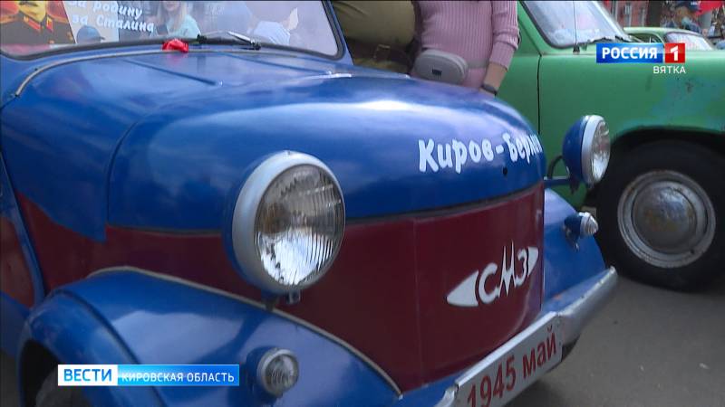 На Театральной площади прошла выставка ретро-автомобилей