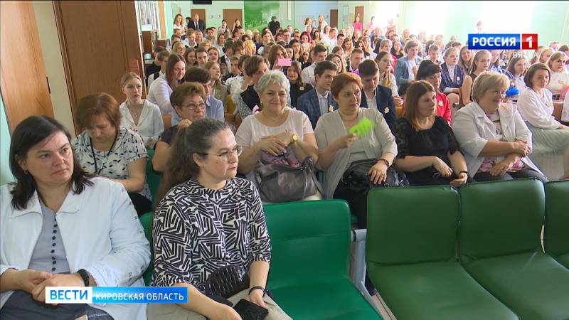 В школах Кирова прозвенели последние звонки
