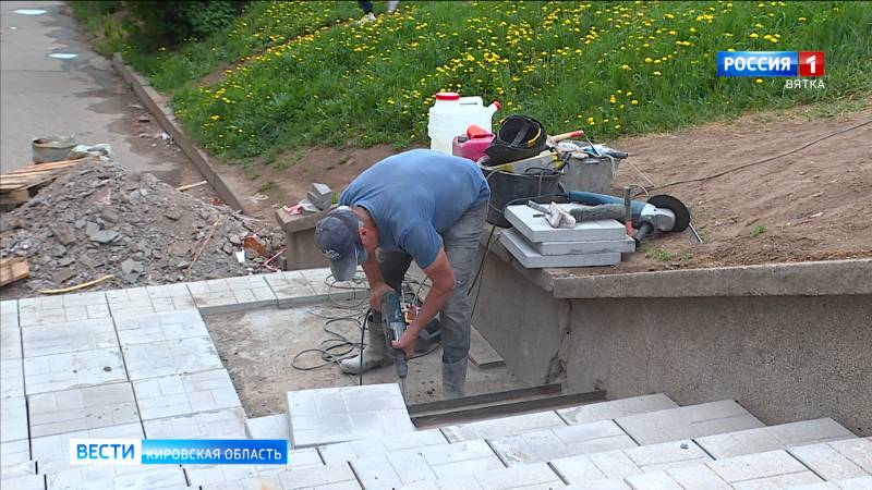На кировских улицах начали ремонтировать лестницы