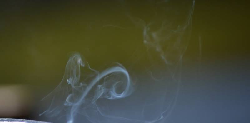 Жильцы домов в России смогут потребовать компенсацию за вред от курящих соседей