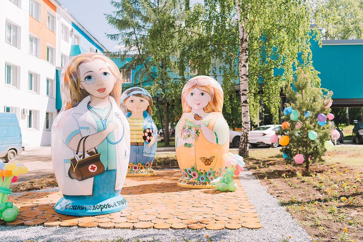 На территории Детской областной больницы открылась новая игровая площадка