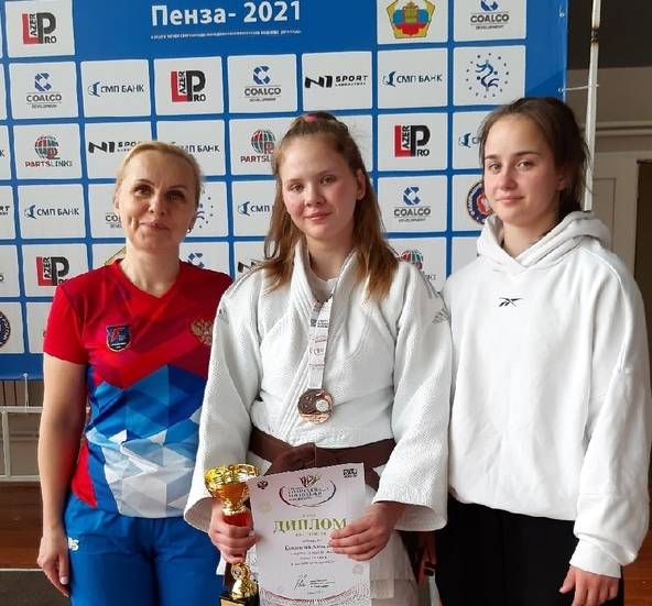 С медалью вернулась из Пензы воспитанница кирово-чепецкой школы дзюдо Александра Кондакова