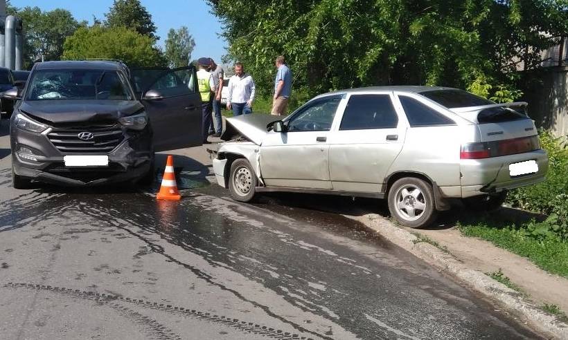 В Кирове пьяный бесправник спровоцировал ДТП, есть пострадавшие