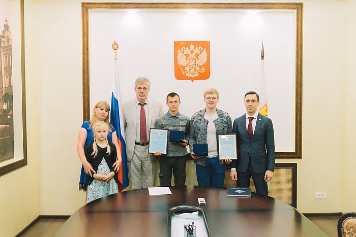 Двух кировчан наградили почетными знаками «Горячее сердце»