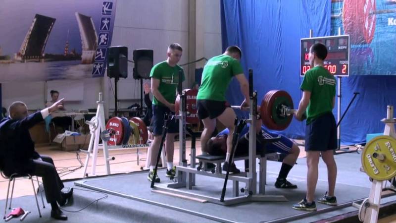 Кировские пауэрлифтеры вернулись с медалями из Санкт-Петербурга.