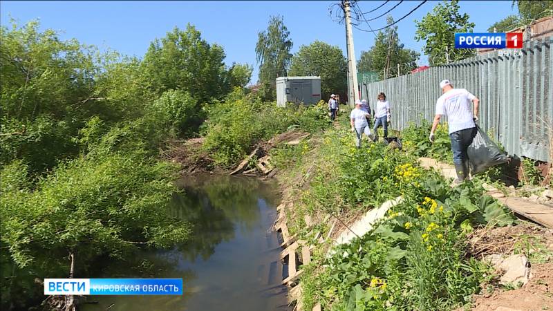В Кирове активисты ОНФ прибрали берег реки Хлыновки