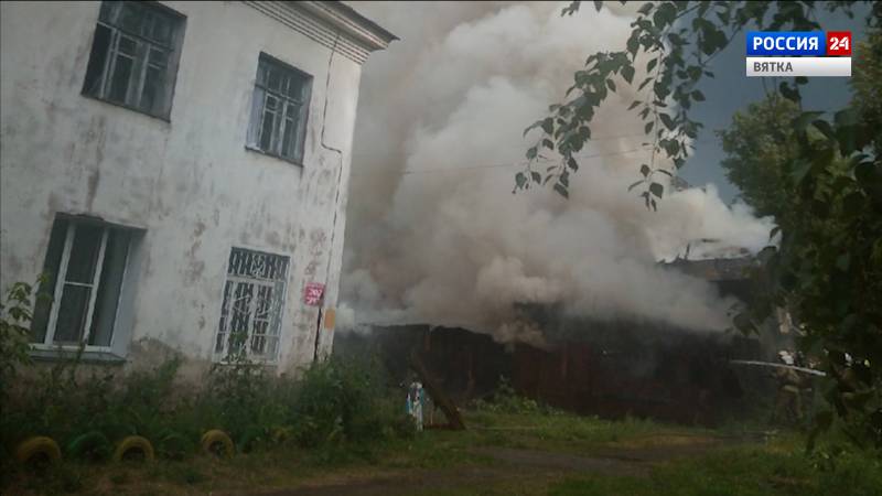 В Кирове на улице Заречной огонь уничтожил хозяйственные постройки