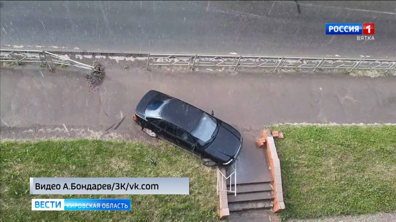 В Кирове на улице Красина водитель сбил ограждение и выехал на тротуар