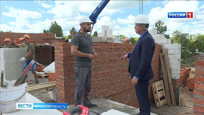 В Зуевке строят трехэтажный дом для переселения граждан из аварийного жилья