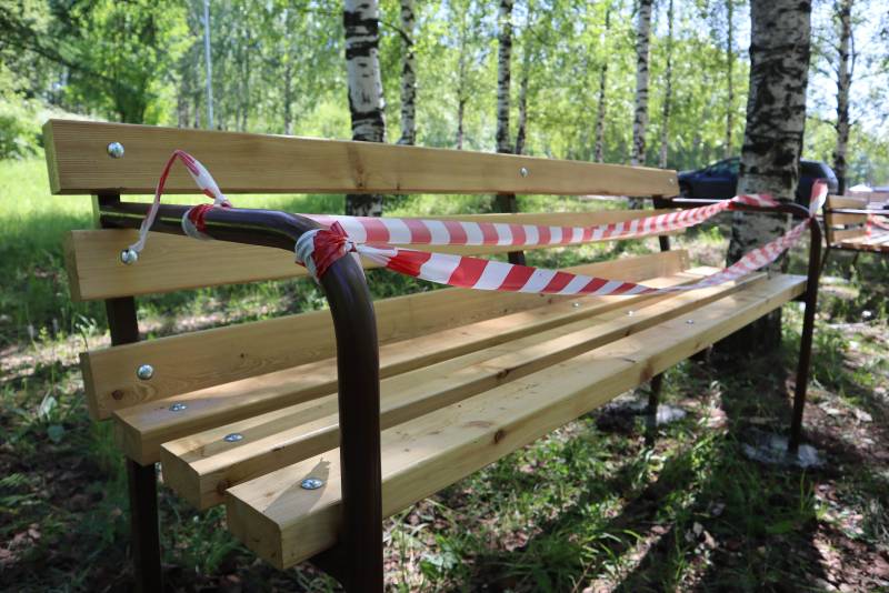 Активисты ОНФ установили скамейки в парке у Дворца творчества-Мемориала