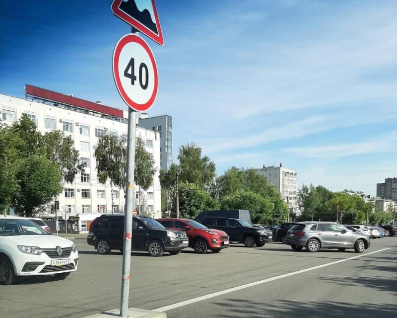 В Кирове прямо на проезжей части установили дорожный знак